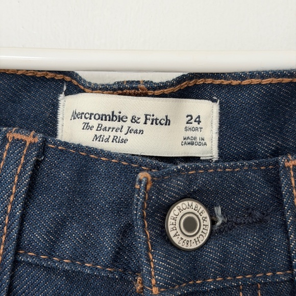 Abercrombie & Fitch Curve Love Mid Rise Barrel Jeans in Rinse - Picture 7 of 7